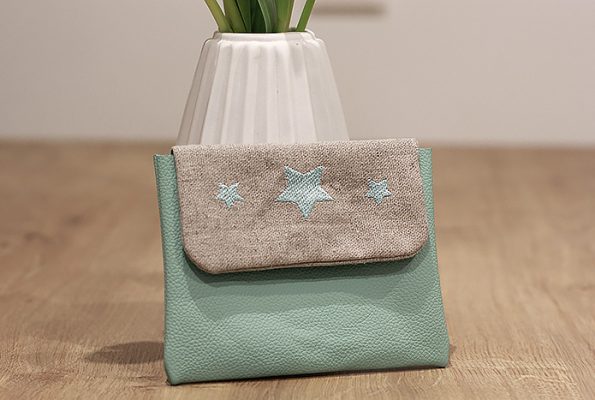 La pochette en cuir brodée d’étoiles