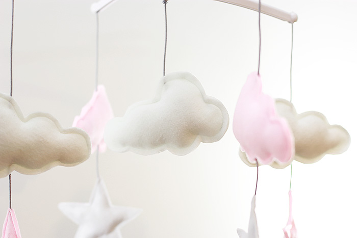 mobile-diy-etoiles-nuages-couture-feutrine-lalouandco