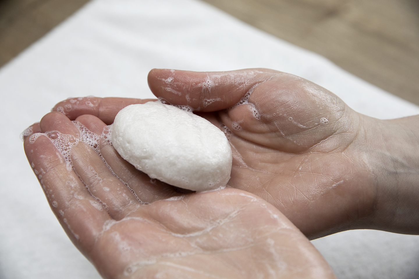 Laver ses cheveux avec un shampoing solide